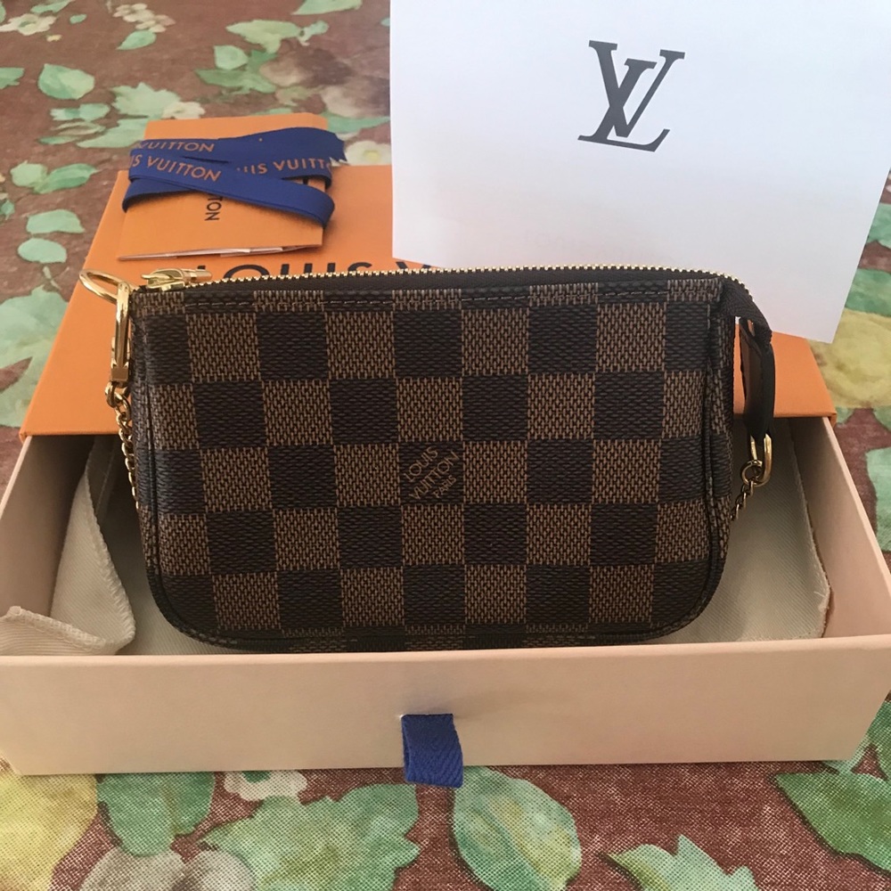 Louis Vuitton mini pochette DE